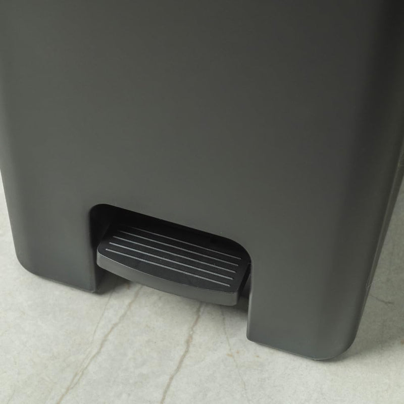 Lixeira para banheiro lavabo escritório pia area externa OU Trium 06 litros bege - Lixeira de banheiro com esconde saco lixeira quadrada Lixeira com pedal Lixeira bege "